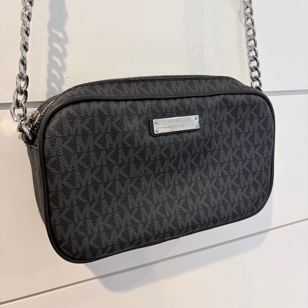 Michael Kors Charcoal Logo Classic Crossbody Bag with Chic Infinity Scarf - Picture 3 of 14